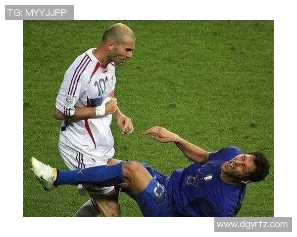 足球场上的笑脸明星男孩展现激情与活力的完美瞬间