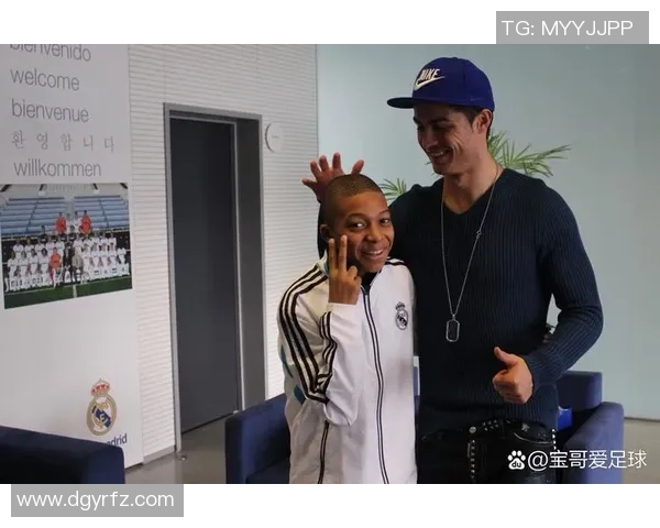 模仿足球明星外貌的年轻人如何在社交媒体上获得关注与认可